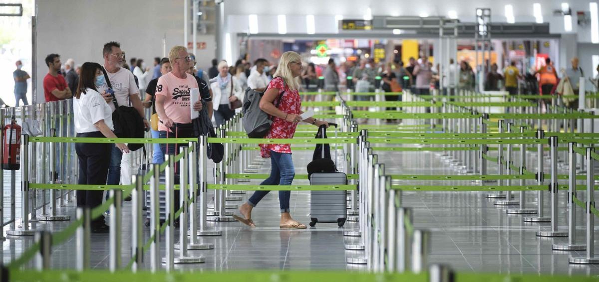 Varios pasajeros en una terminal de salidas de un aeropuerto de Canarias.