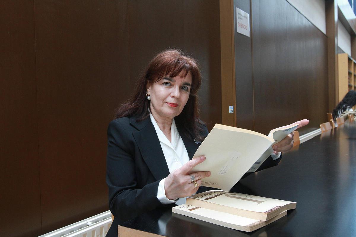 Pilar Araújo, en la biblioteca de la facultad de Ciencias Empresariales y Turismo.