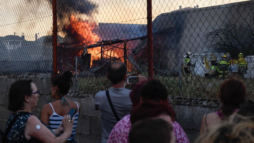 Alerta en San Isidro: un fuego muy próximo a las viviendas pone en jaque a los vecinos del barrio