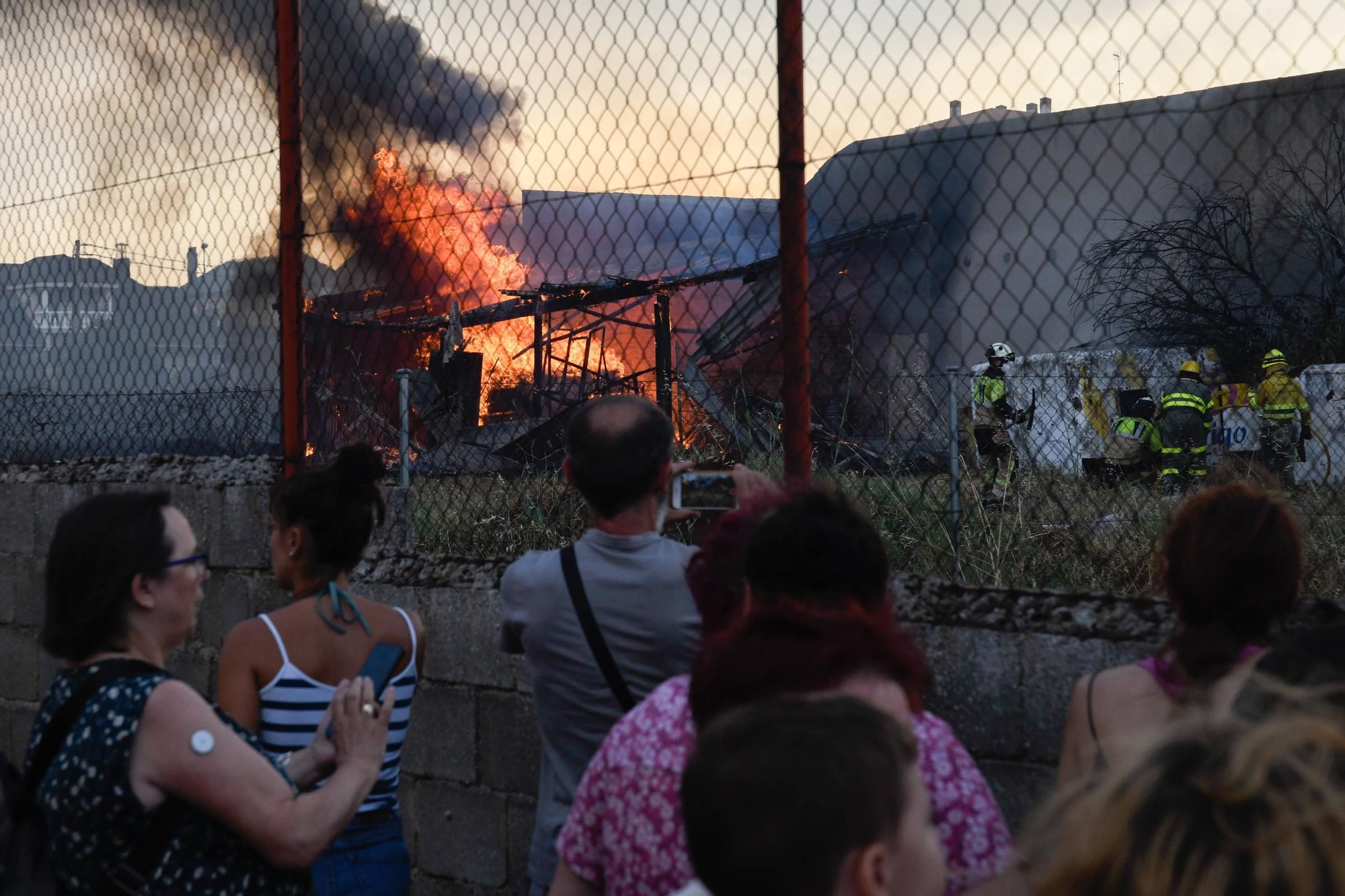 Alerta en San Isidro: un fuego muy próximo a las viviendas pone en jaque a los vecinos del barrio