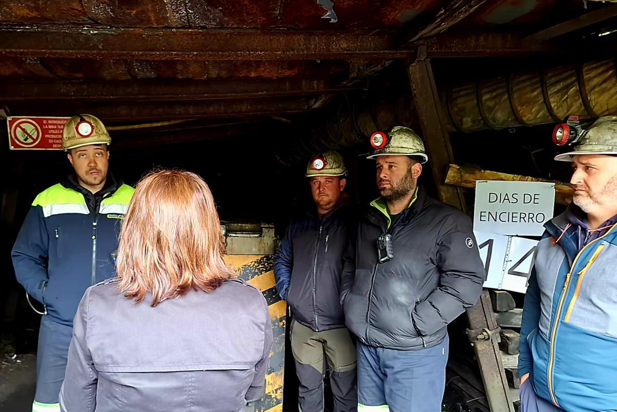 EN IMÁGENES: La delegada del Gobierno, Adriana Lastra, visita a los mineros encerrados en Mina Miura, en Ibias EN IMÁGENES: La delegada del Gobierno, Adriana Lastra, visita a los mineros encerrados en Mina Miura, en Ibias