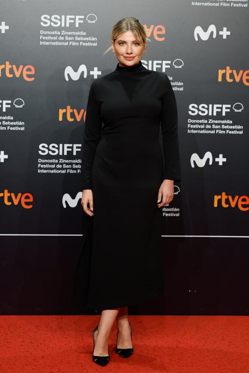 Miriam Giovanelli, con un vestido de cuello alto,  en el Festival de Cine de Sebastián