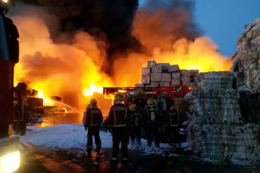 Incendi en una empresa de reciclatge a Sant Feliu de Buixalleu