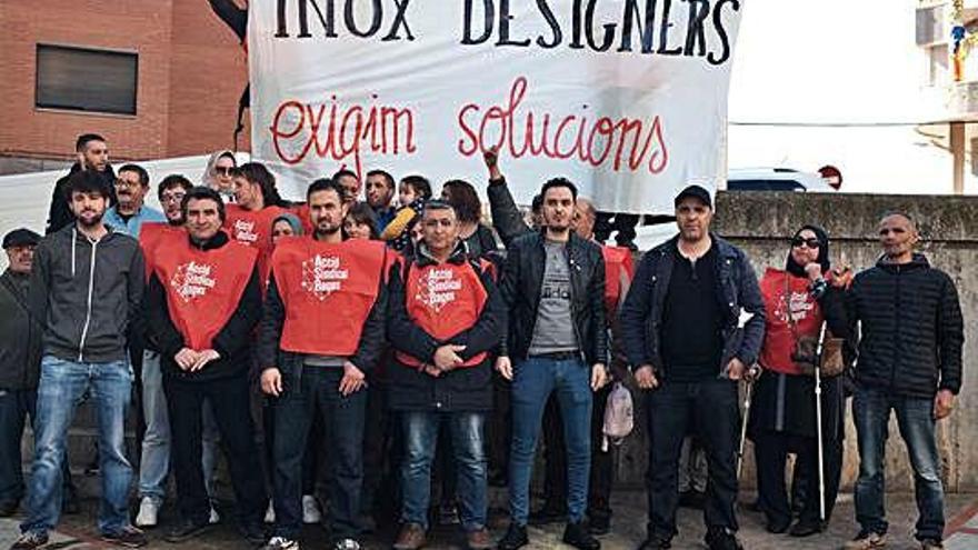 Treballadors d&#039;Inox Designers en una protesta pels impagaments