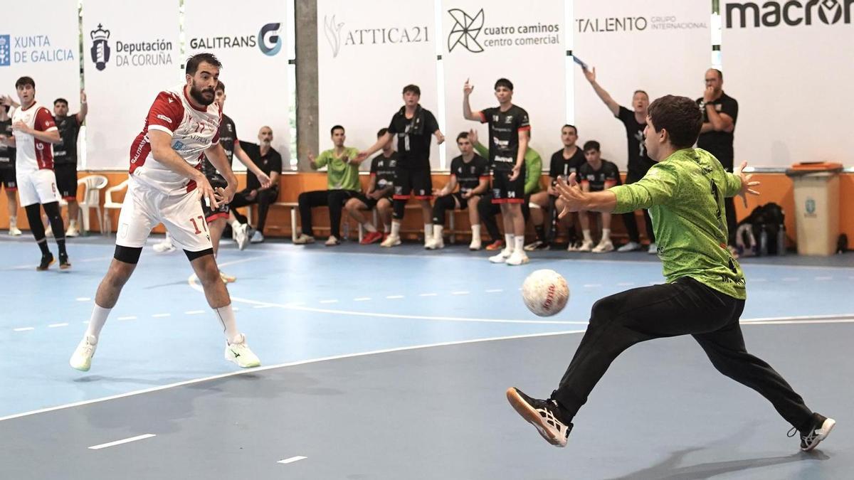 Gonzalo Carró lanza a portería en un amistoso del OAR este verano.