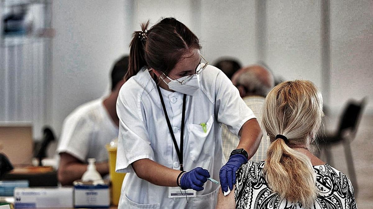 Una mujer se vacuna contra el coronavirus en el Recinto Ferial de Santa Cruz de Tenerife.