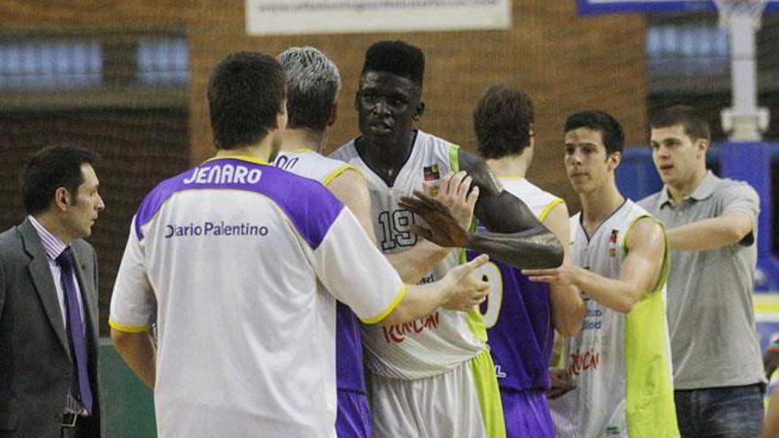 Nguirane, en el partido de play off del Clínicas.