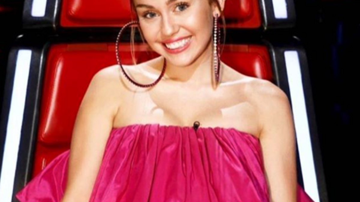 Miley Cyrus con vestido rosa de Agatha Ruiz de la Prada