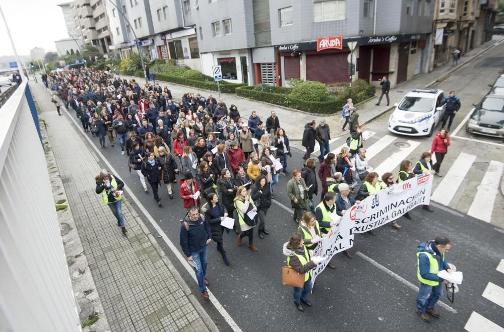 Centenares de funcionarios de la Administración de Justicia han marchado por las calles de A Coruña y otras ciudades gallegas para reivindicar mejoras salariales y sociales.