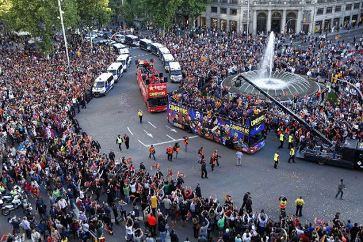 La caravana a su paso por Passeig de Gràcia y Gran Via.