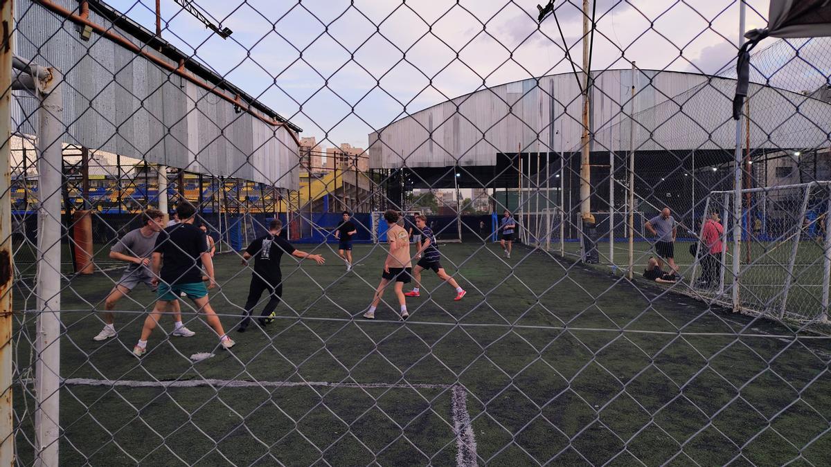 Fútbol en un club de barrio de Buenos Aires.