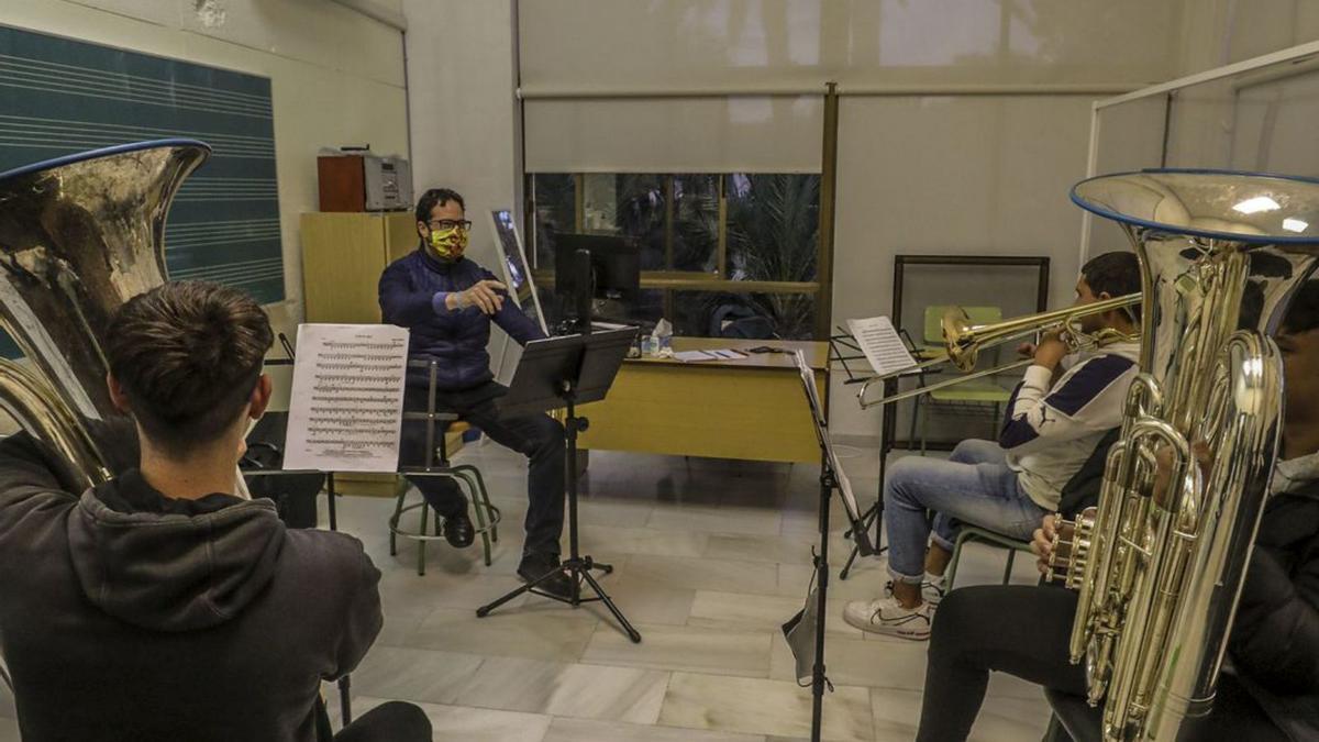 Alumnos de especialidades de viento en una de las clases del Conservatorio.