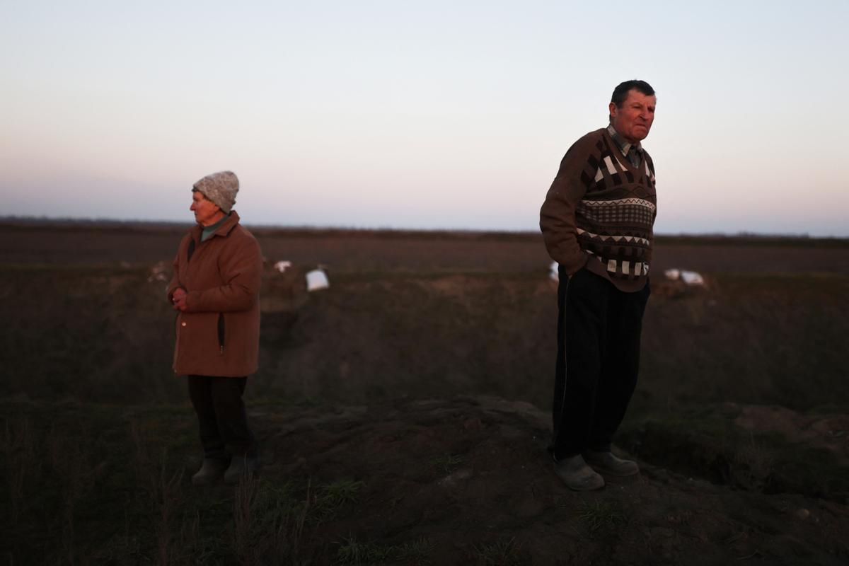 Las personas mayores sobreviven a duras penas entre las ruinas de la guerra de Ucrania