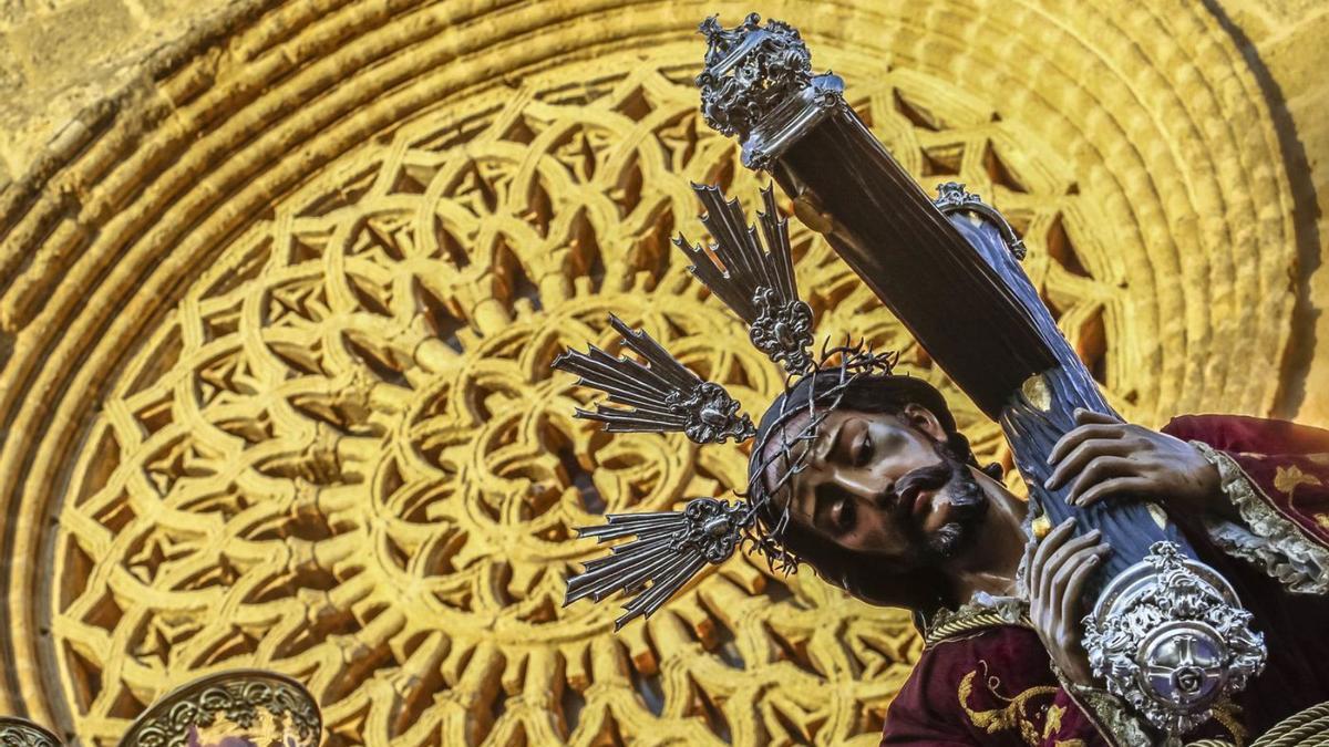 La imagen de Nuestro Padre Jesús del Calvario, ante el rosetón de la parroquia de San Lorenzo.