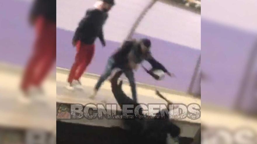 Vídeo: Una baralla al metro de Barcelona acaba amb un home llançat a les vies