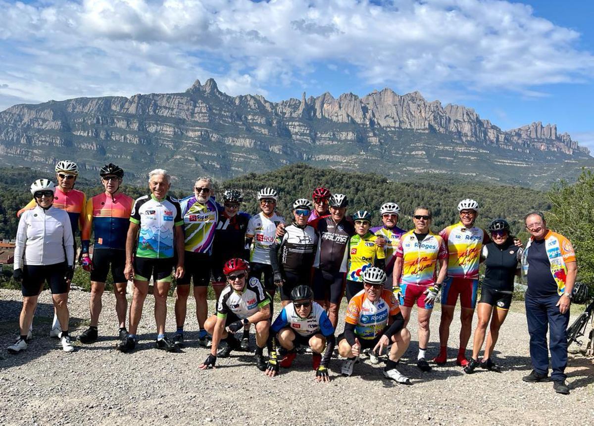 Un grup d’exciclistes de la Volta Cicloturista al Cor de Catalunya ascendeixen a Montserrat