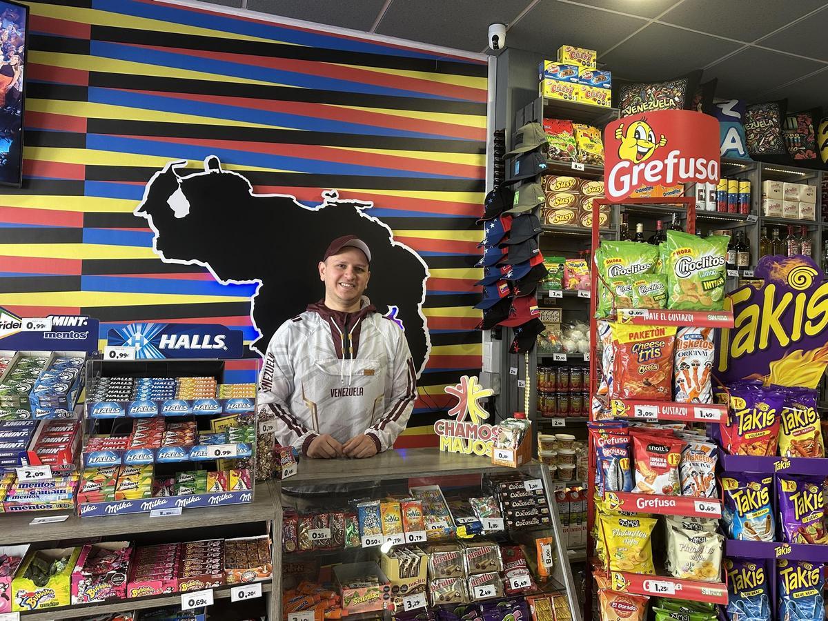 Pedro José Díaz tras el mostrador de su comercio en la calle Río de Oro