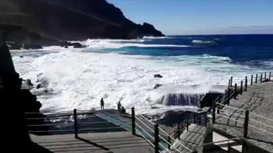 Bañistas imprudentes en una piscina natural canaria