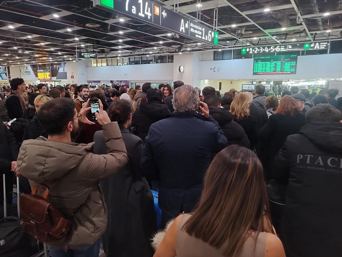 Colas frente al acceso a la zona de embarque del AVE en Barcelona