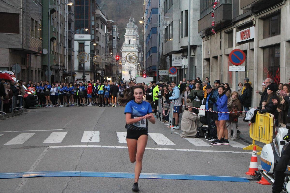 Todas las imágenes de la "San Silvestre" de Mieres: desde los más pequeños hasta los mayores, y con el "Grinch" siempre atento