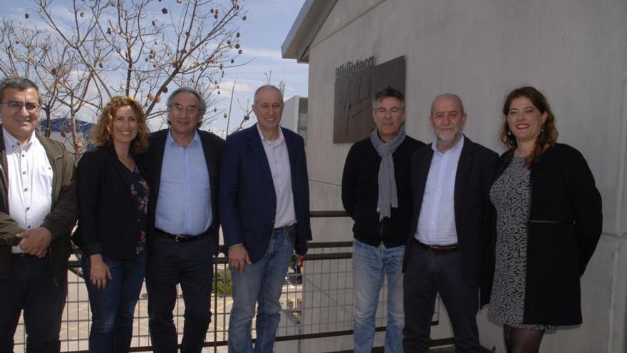 Las autoridades y docentes ante la placa de la biblioteca en recuerdo del fallecido director