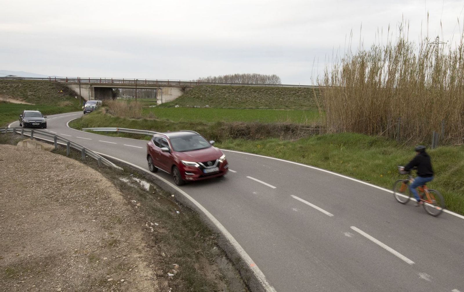 La C-252 és freqüentada per ciclistes que han de passar molt a prop dels cotxes