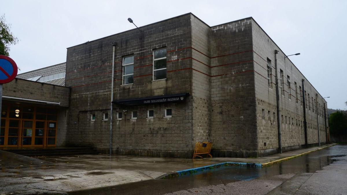 Entrada principal al pabellón de O Gatañal.