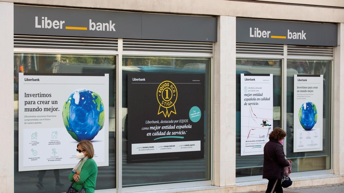 La fusión de Unicaja Banco y Liberbank también dará pie a una reducción de las plantillas.