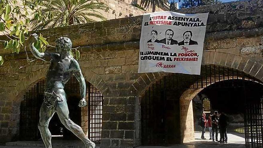 Pancarta de Arran con las imágenes de Bauzá, Campos y Pericay.