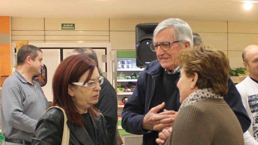 Tomasa Arce (izquierda), con el primer presidente de La Oturense, Jesús José García, y la exconcejala de Turismo de Valdés, Remedios Fernández.