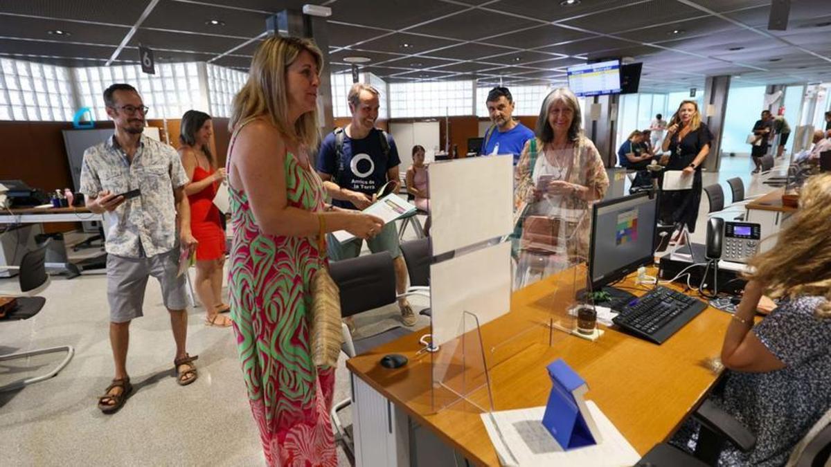 Dessiré Ruiz y otros miembros de Canviem el rumb en el registro de entrada del Consell.