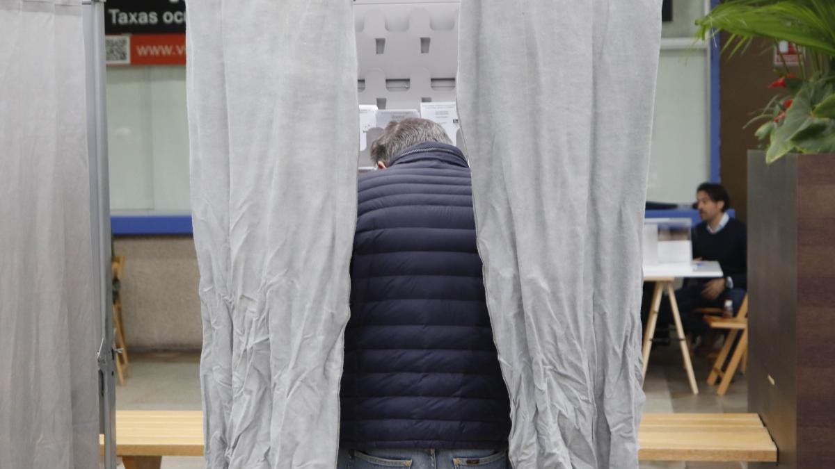 Un ciudadano votando en Vigo.