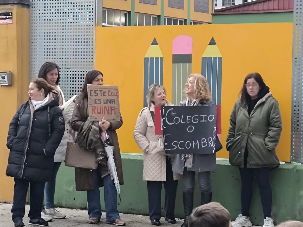 Así fue la concentración de protesta en el colegio Eulalia Álvarez