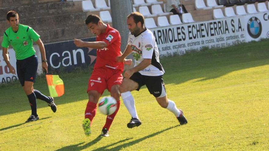 Pablo Fernández centra pese al marcaje de Laguna.