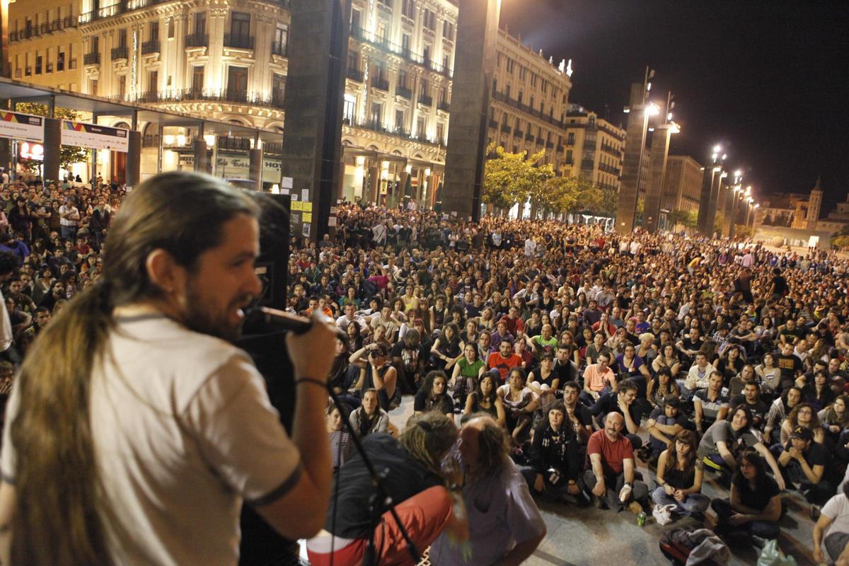 Asamblea multitudinaria en la plaza del Pilar, el 20 de mayo de 2011.