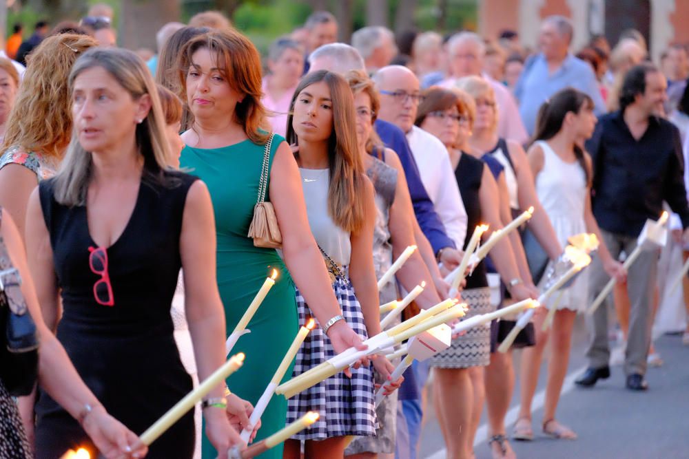 Centenares de vecinos arroparon a la Virgen en su