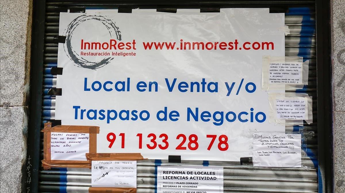 zentauroepp55653607 carteles que anuncian la venta o traspaso en la puerta del c201030123116