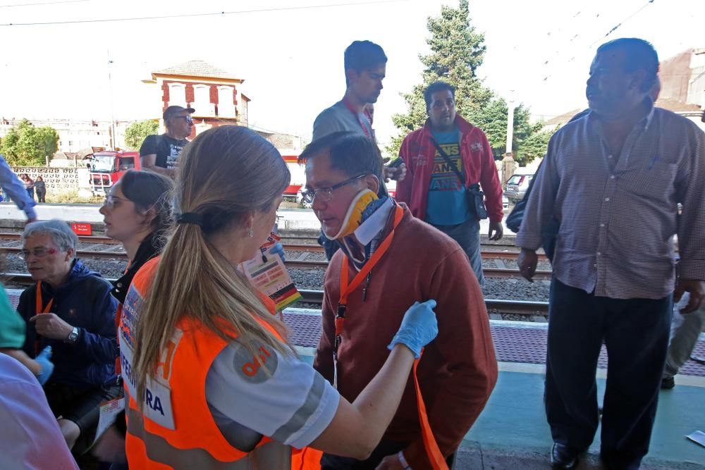 El maquinista, el interventor, un turista norteamericano y un joven vigués, fallecidos. Los servicios de emergencias atendieron a los heridos en el andén y la cafetería de la estación.