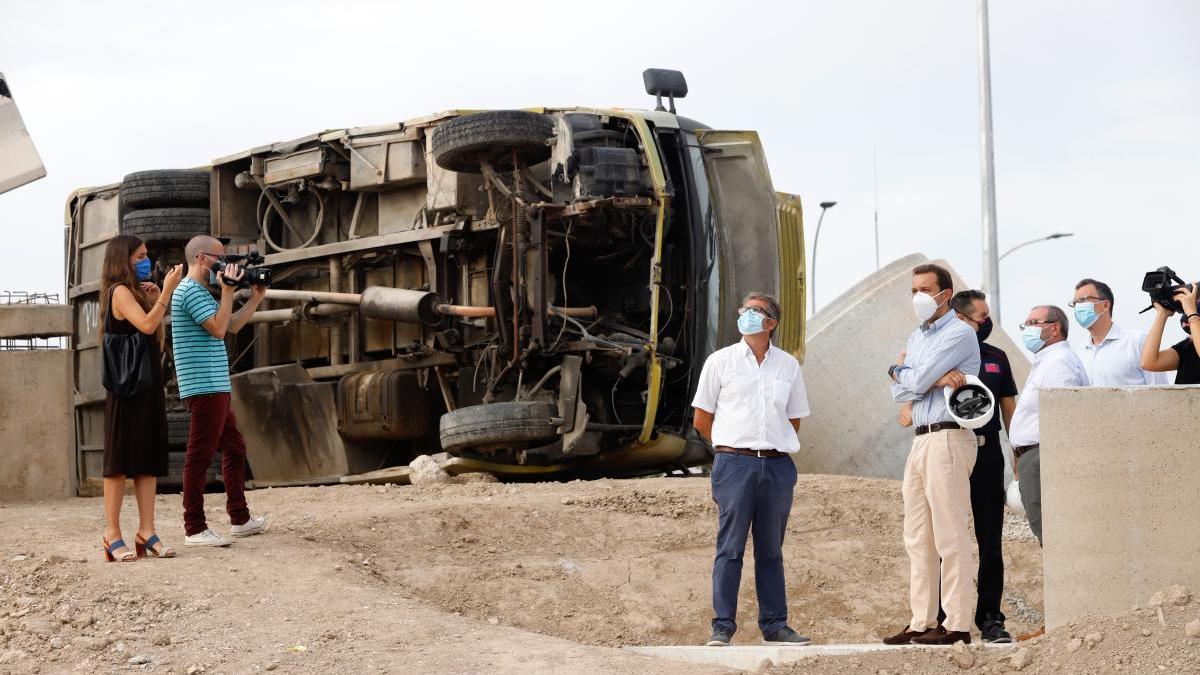 Un cámara de televisión graba el autocar ruedas arriba que servirá a los bomberos para hacer prácticas