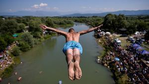 Un participante salta desde el puente Ura e Shenjte durante el tradicional concurso anual de salto de gran altura en Gjakova.