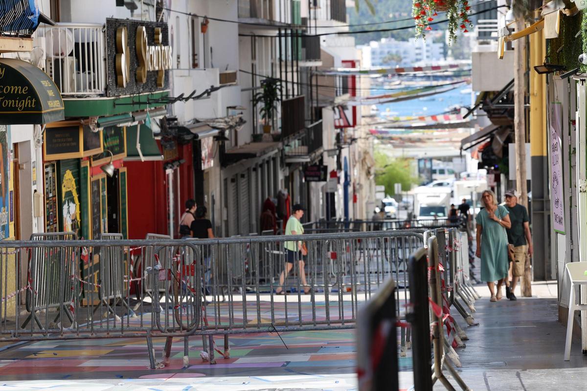 Todas las imágenes de la calle Santa Inés, en Sant Antoni, donde se ha restaurado la obra de Okuda.