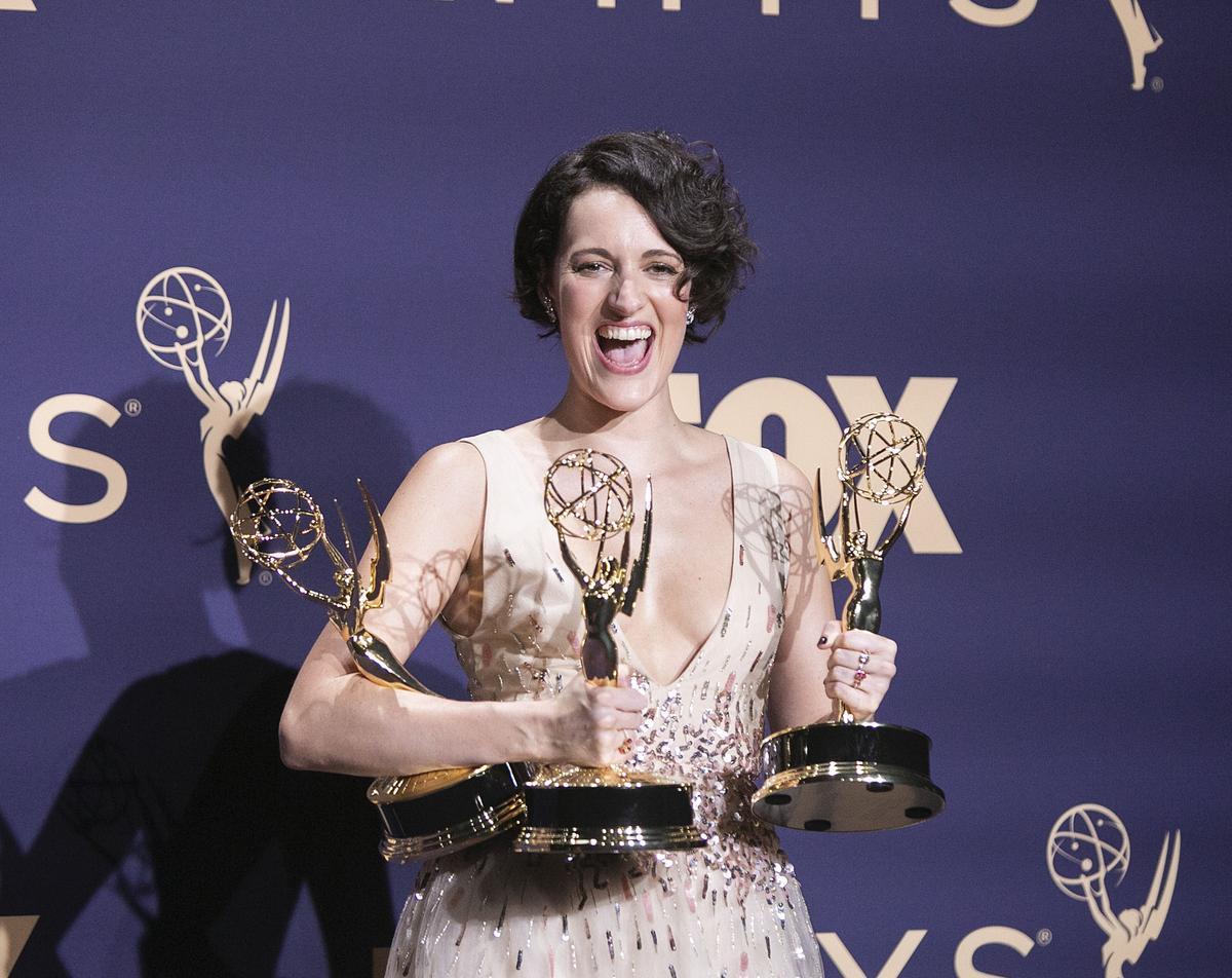 Phoebe Waller-Bridge posa con premios a la Mejor Serie de Comedia, Mejor Actriz Principal en una Serie de Comedia y Mejor Dirección de una Serie de Comedia 'Fleabag' en la sala de prensa durante la 71a.