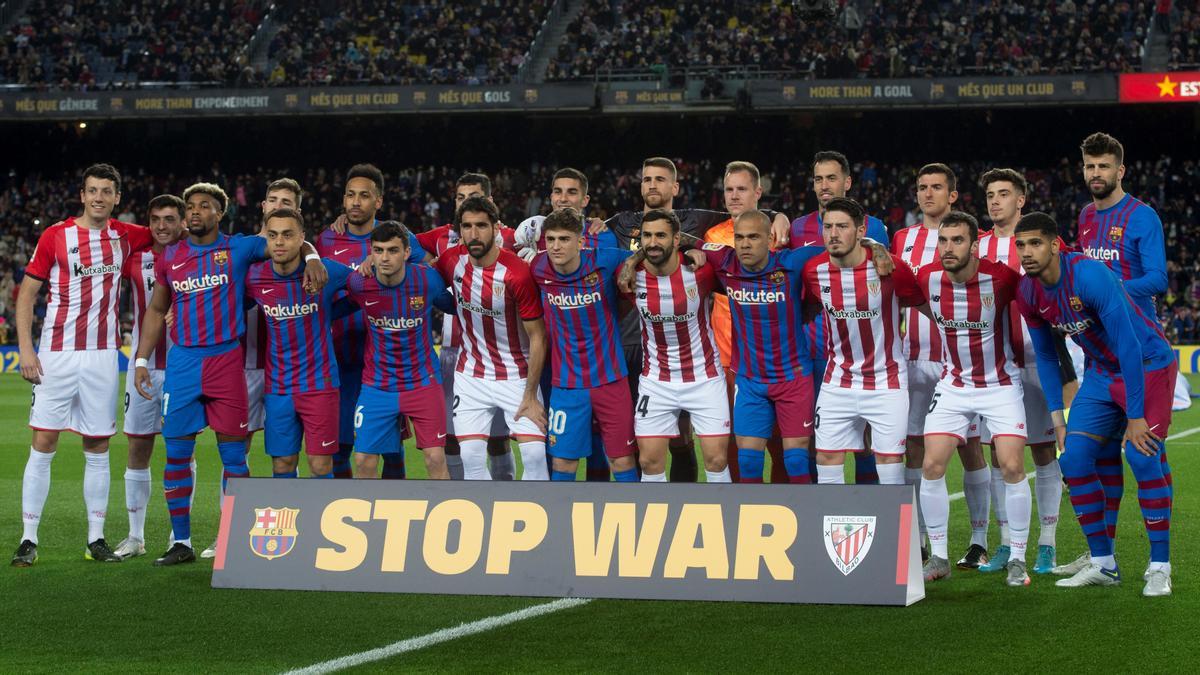 Los jugadores del Barça y del Athletic posan con un lema antibelicista.