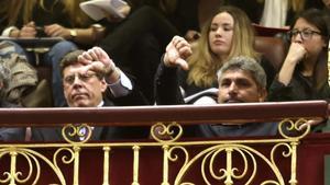 Los padres de Diana Quer y de Mari Luz Cortés, durante el debate en el Congreso de las enmiendas a la totalidad a la ley que pretende derogar la prisión permanente revisable. 