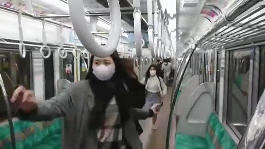 Un joven disfrazado del Joker con ácido y un cuchillo siembra el pánico en el metro de Tokio