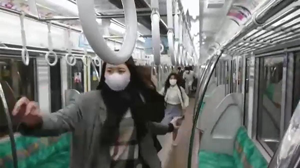 Varias personas huyen del atacante en el metro de Tokio.