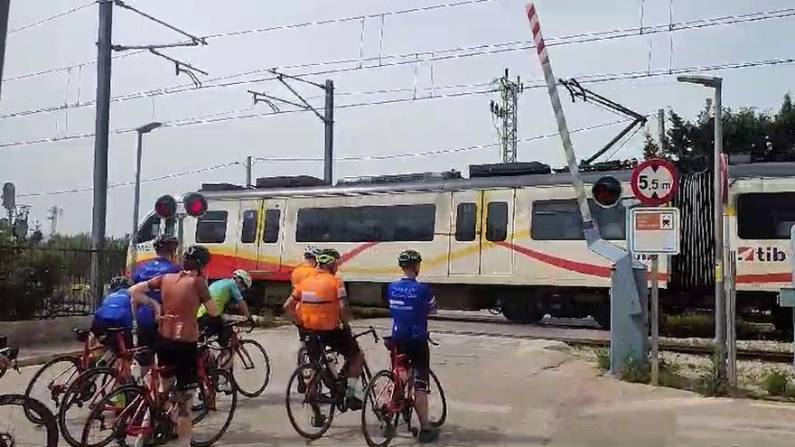 Las barreras de un paso a nivel en Santa Maria no bajan cuando pasa el tren