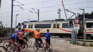 Las barreras de un paso a nivel en Santa Maria no bajan cuando pasa el tren