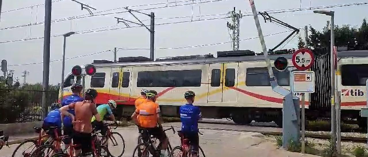 VÍDEO | Las barreras de un paso a nivel en Santa Maria no bajan cuando pasa el tren