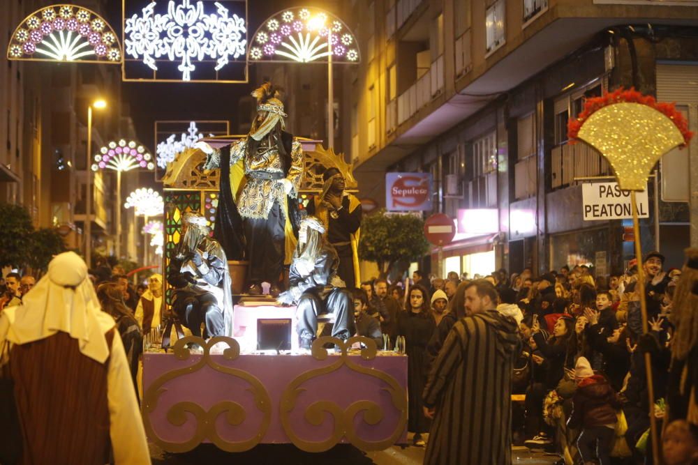 La cabalgata de los Reyes Magos en Elche ha recorrido el centro de la ciudad con 13 carrozas y más de 600 personas